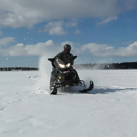 Iisakki Glass Village リゾート クーサモ